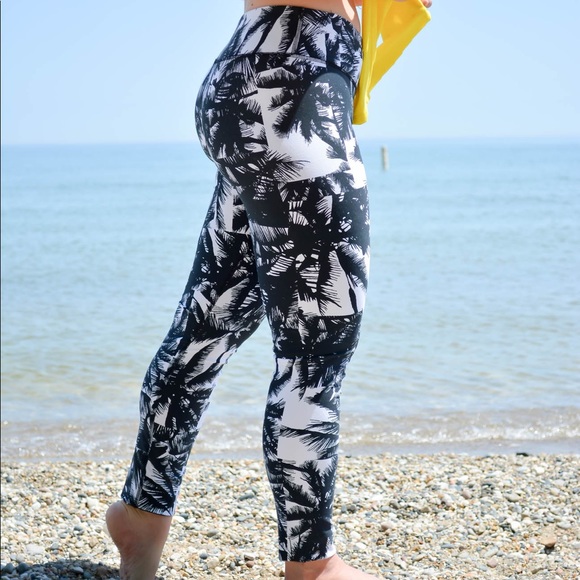 Fabletics Sports Bra + Leggings Workout Set - Picture 2 of 6